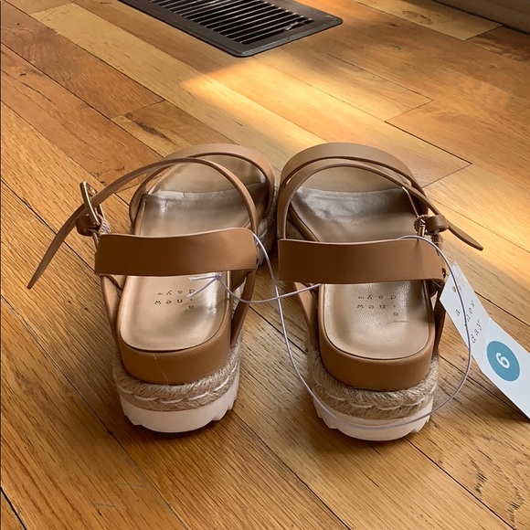 Tan espadrille platforms - Picture 4 of 4